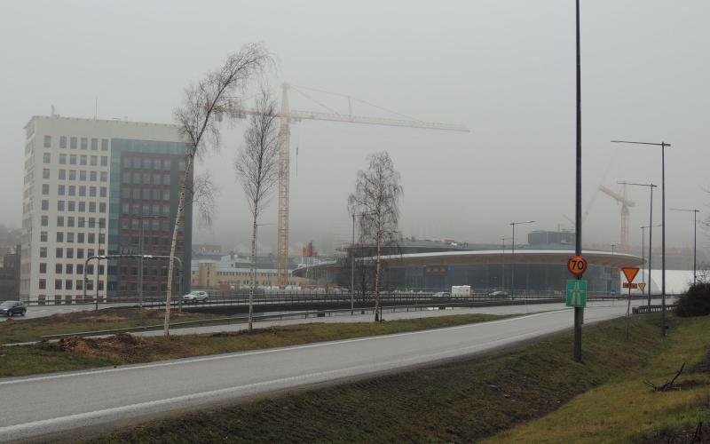Insulated pips Shows a foggy and rainy construction site in Gothenburg